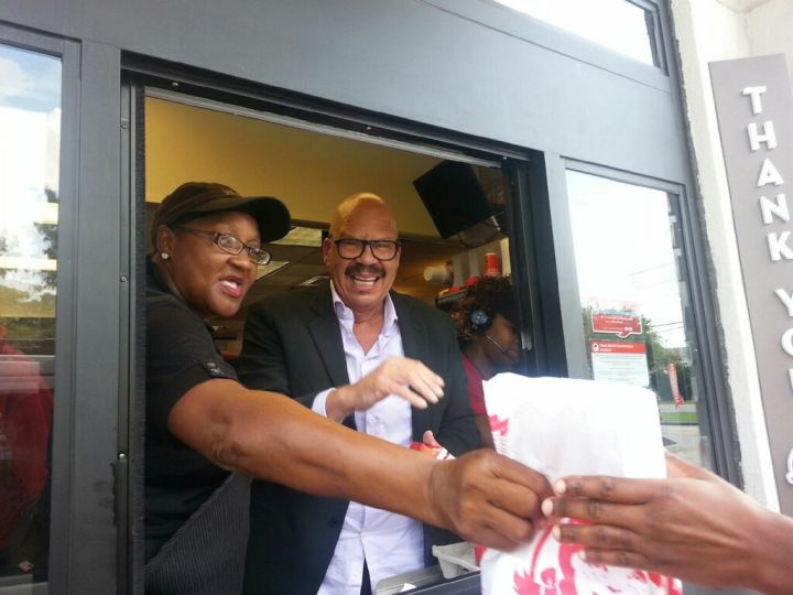 Tom Joyner hands out food at a Wendy’s in New Orleans