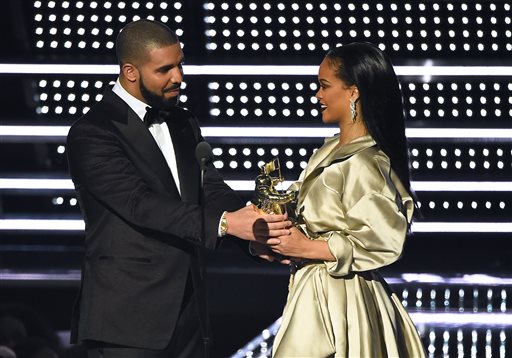 Drake, left, presents the Michael Jackson Video Vanguard Award to Rihanna at the MTV Video Music Awards at Madison Square Garden on Sunday, Aug. 28, 2016, in New York. (Photo by Charles Sykes/Invision/AP)