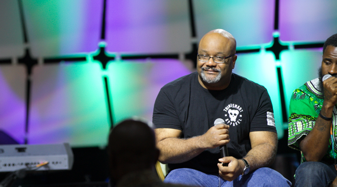 US President-elect Donald Trump (C) looks on as evangelist president of Samaritan's Purse Franklin Graham (L) devliers an invocation.