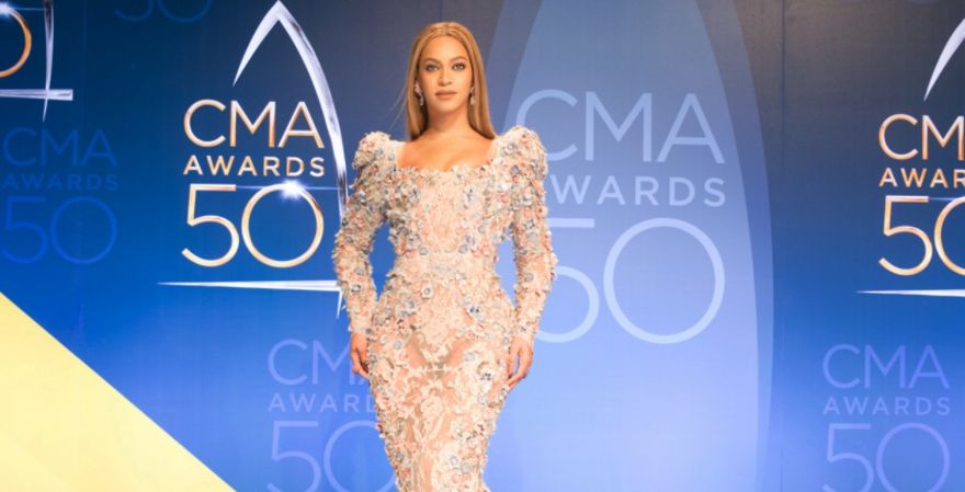 Beyonce Performs 'Daddy Lessons' With Dixie Chicks On CMA Awards