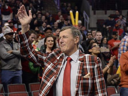 FILE - In this March 5, 2015, file photo, Craig Sager acknowledges the crowd during a timeout in an NBA basketball game between the Chicago Bulls and the Oklahoma City Thunder in Chicago. Longtime TNT broadcaster Craig Sager was remembered for his love of family, sports and colorful attire on Tuesday , Dec. 20, 2016, at a memorial service in Atlanta that produced laughs and tears. (AP Photo/David Banks, File)