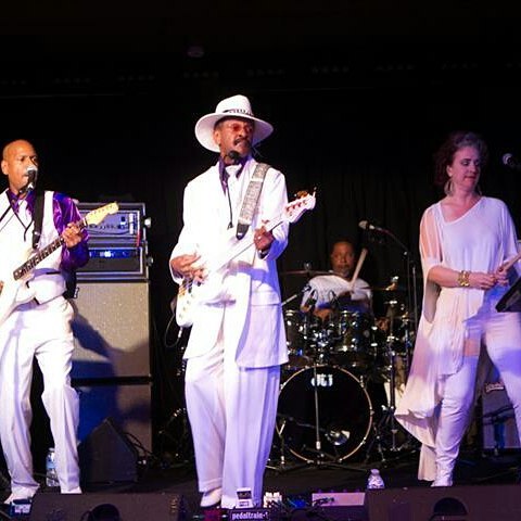 Larry Graham, bass man extraordinaire.