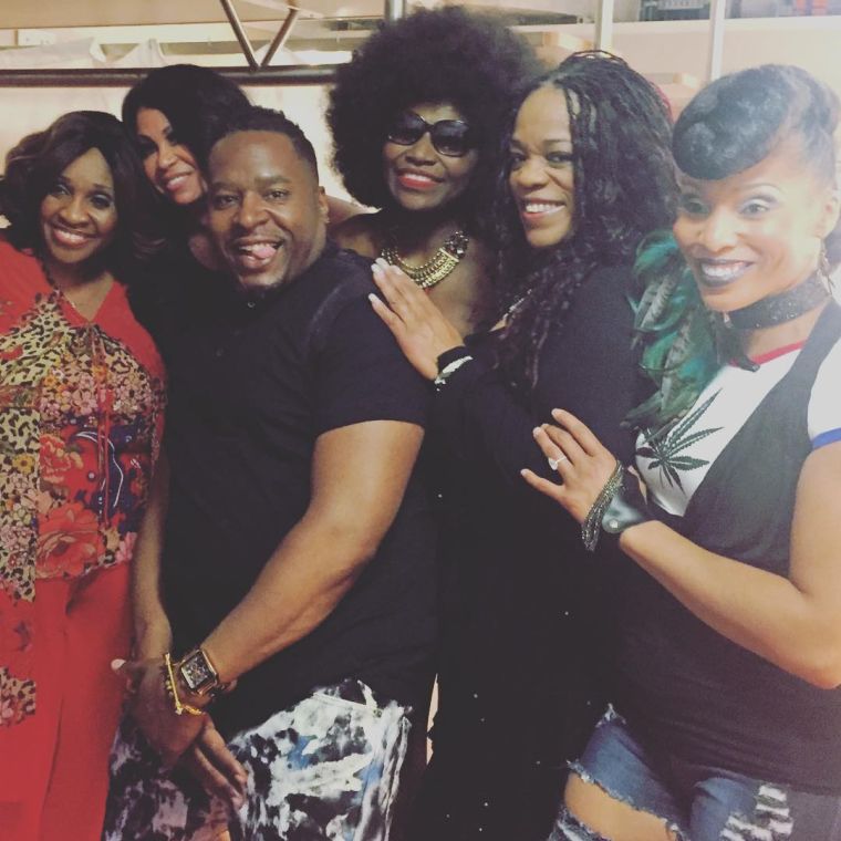 How many old school divas can you name in this pic?