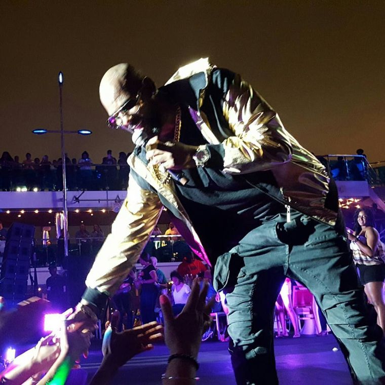 R. Kelly turns up and turns out.