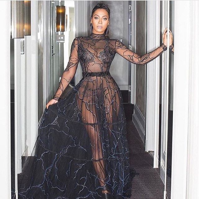 LaLa Anthony looks gorge. She has a ring on every finger, except her ring finger!