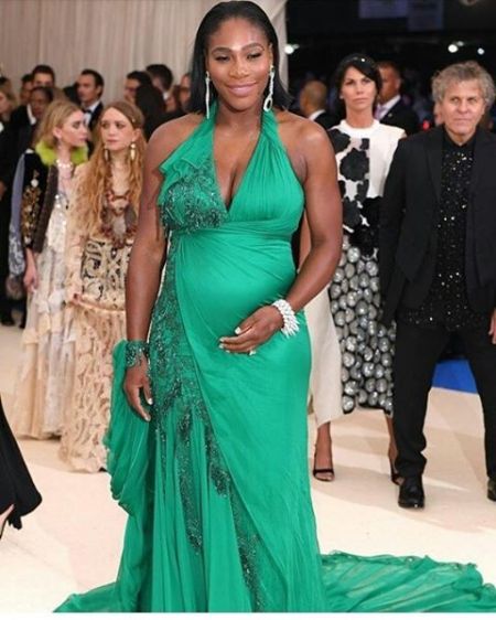Serena Williams pretty and preggers.
