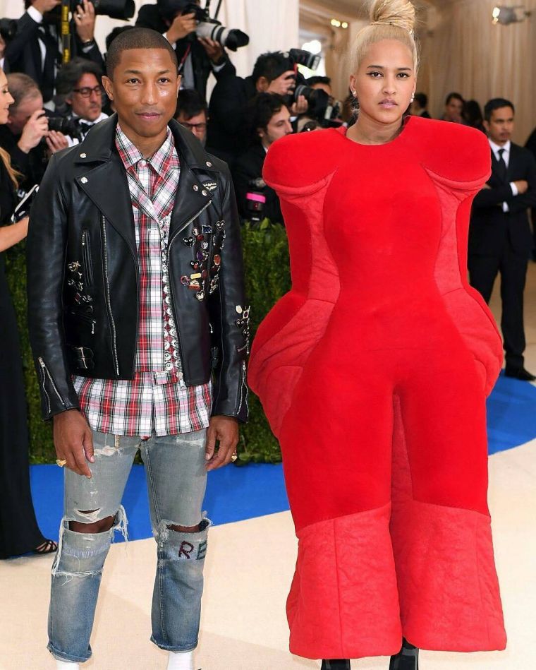 The Met Ball 2017 theme was Comme De Garcons, the work of avant-garde designer Rei Kawakubo, who Pharell’s wife Helen is wearing.