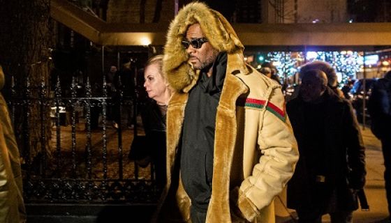 R. Kelly Signs Autographs At Mcdonald's After Jail Release