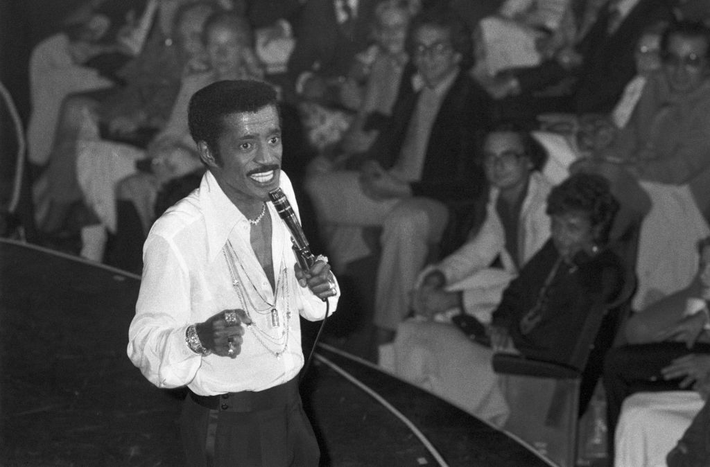 Sammy Davis, Jr. sur scène en 1976