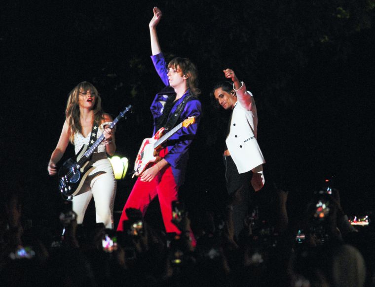 Italian rock band Månekskin