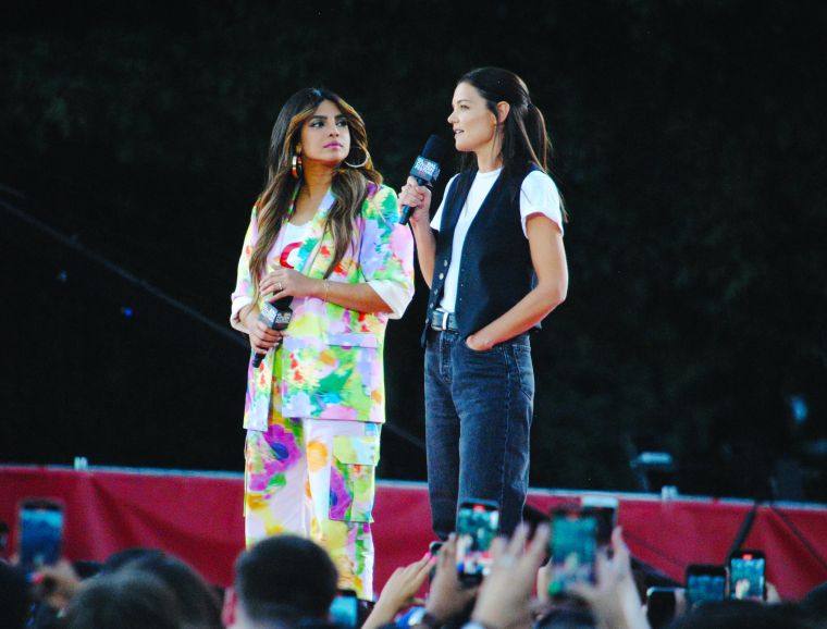 Host Priyanka Chopra-Jonas & actress Katie Holmes