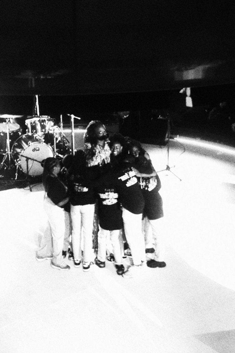 Billy Porter joined by kids during his bone-chillingly powerful set