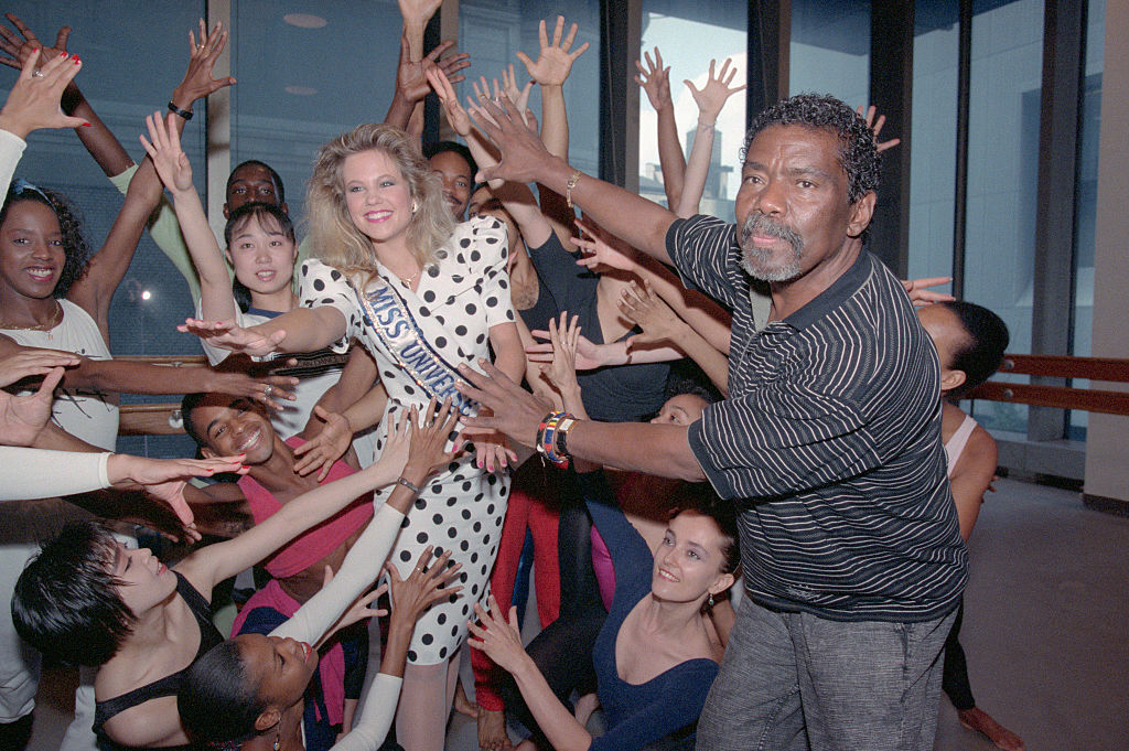 Dancers Surrounding Angela Visser and Alvin Ailey
