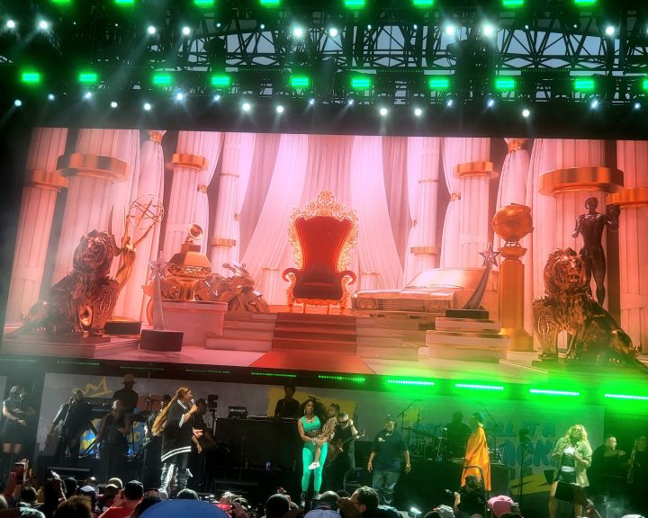 Queen Latifah performs with a stage full of rap queens