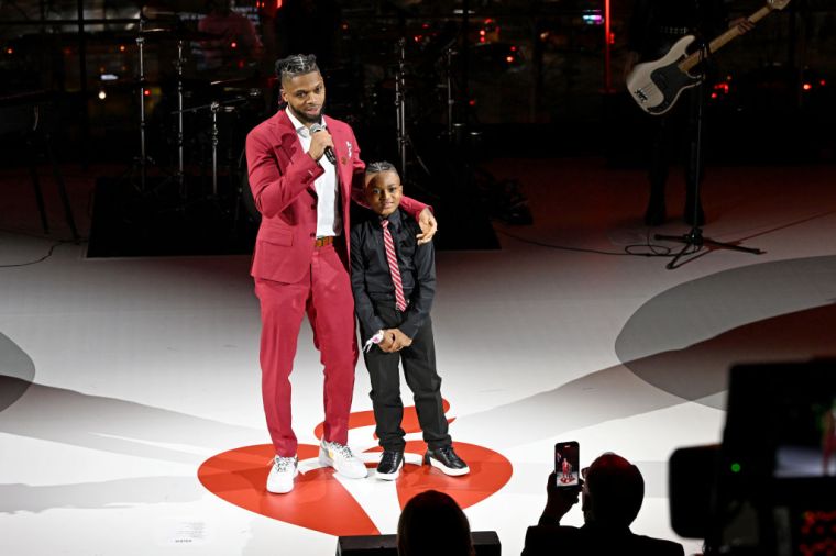 Damar Hamlin speaks with younger brother, Damir Hamlin, at his side