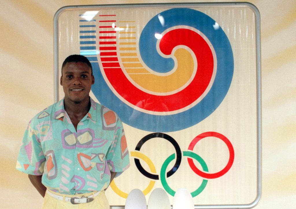 Olympia '88: Carl Lewis posiert vor Seoul-Logo