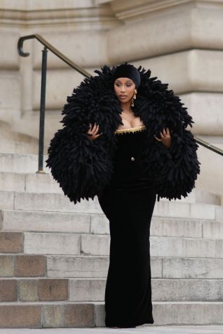 Street Style - Paris Fashion Week - Haute Couture Fall/Winter 2023/2024 - Day One