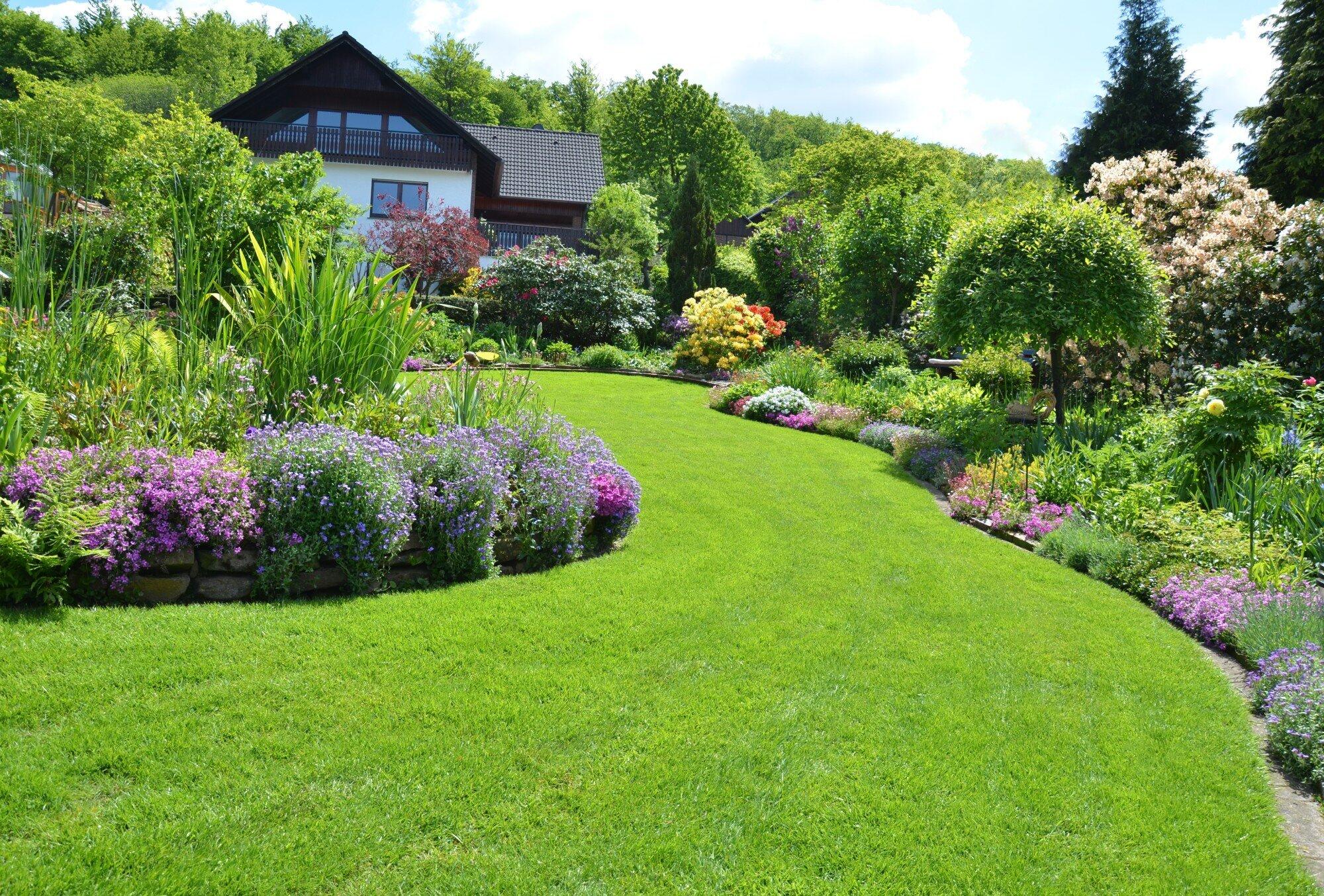 Huge yard landscaping designs that make a big statement